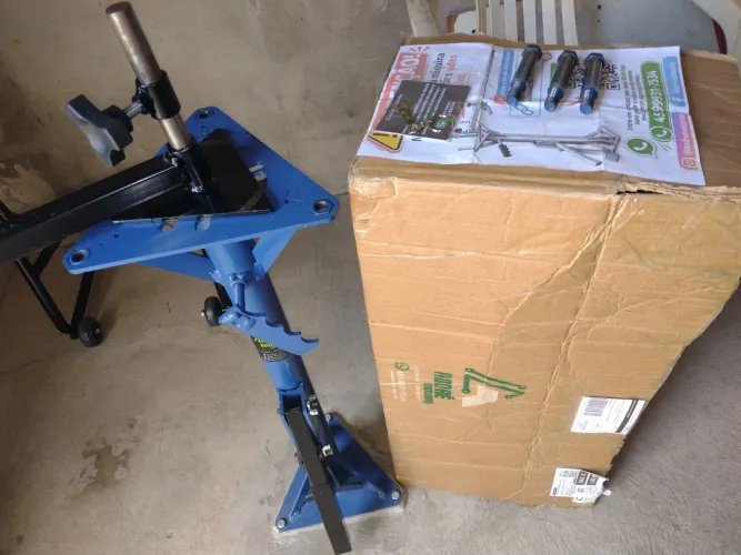 Vendo máquina manual de trocar pneu de carro e moto.1.000.00 RS.