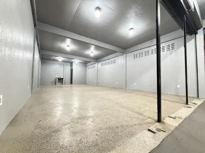 Ótimo Ponto Comercial em Avenida Principal do Bairro,para Loja de Motos, Loja de Revenda