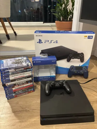 PS4 Slim 1TB + 2 Controles Originais + 12 Jogos de Peso (Red Dead 2, TLOU 2, Spider-Man)