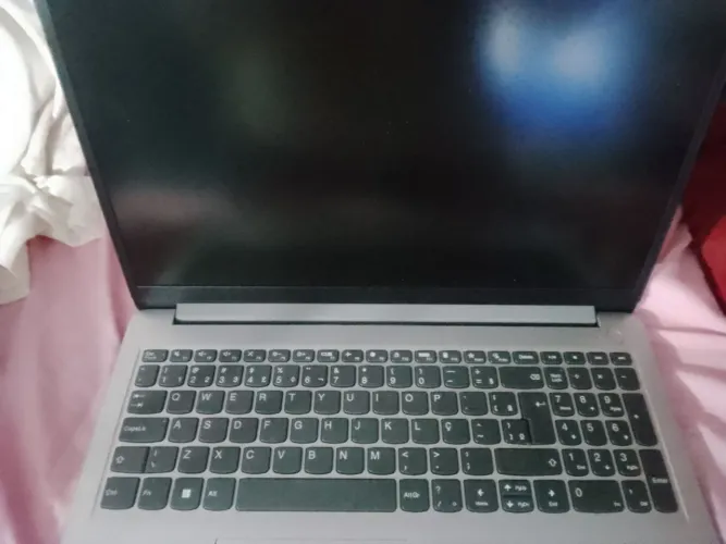 Vendo notebook Lenovo, tá novo , só não está ligando não sei o problema