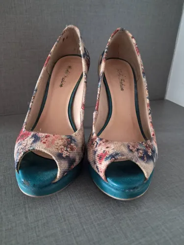 Sandália Peep Toe plataforma verde com detalhes em floral. Salto 10cm. Tamanho 35