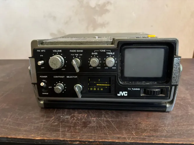 Antiga tv com rádioJVC 3050
