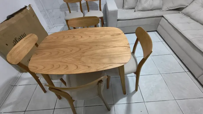 Mesa de madeira maçisa, de sala de jantar