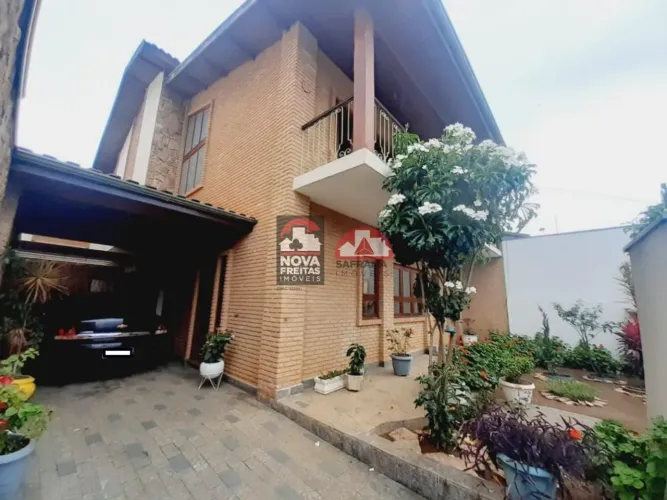 Casa Sobrado Padrão em Pindamonhangaba