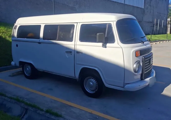 Vendo ou troco kombi 2012