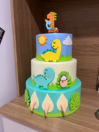 Bolo fake de dinossauros festa