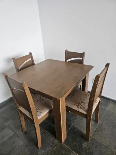 Mesa com 4 cadeiras