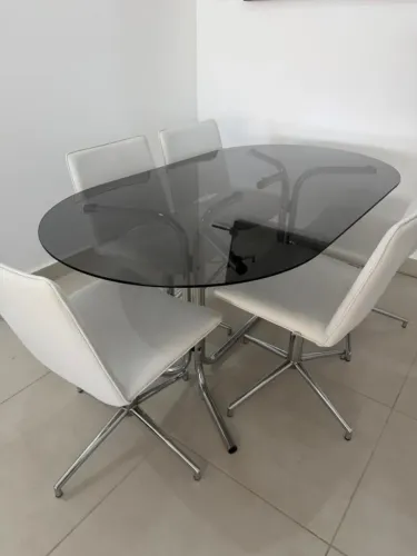 Mesa oval de vidro com base cromada + 5 cadeiras giratórias