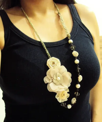 Colar longo com flores de tecido