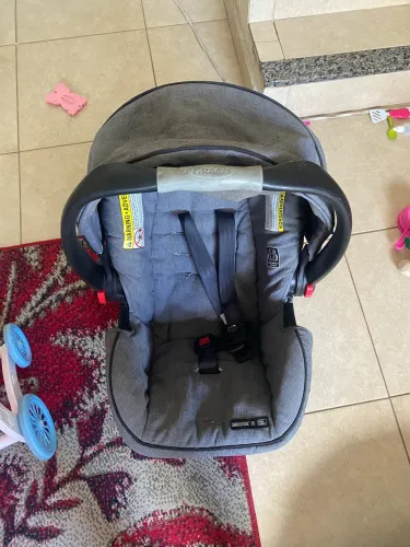 Carrinho de bebê + bebê conforto
