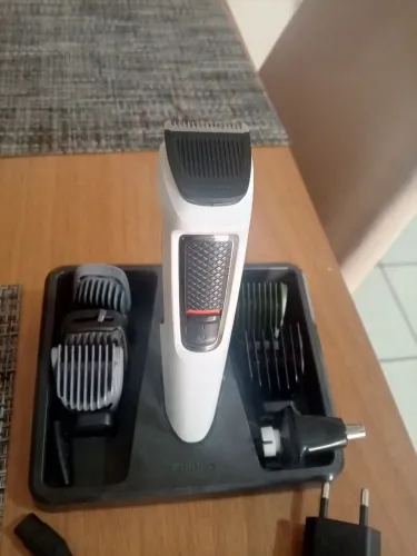Vende-se uma máquina de cortar cabelo.