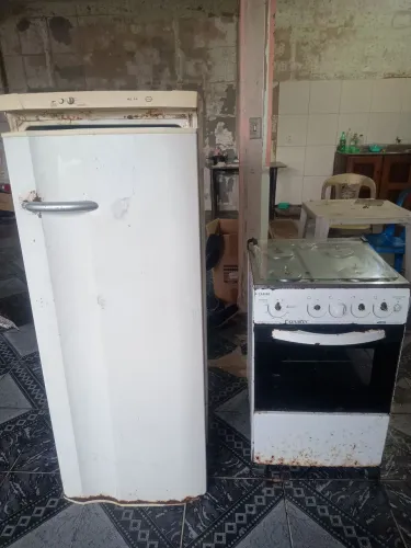 Geladeira e fogão pegando