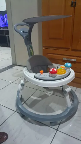 Andador Infantil Para Bebê Com Capota Brinquedo Musical Cinza - KaBaby