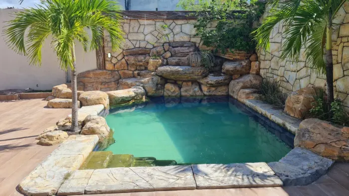 Excelente casa de Rua, 5 quartos, sendo 3 suítes, com área gourmet, piscina com cascata e 