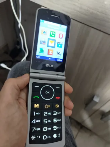 Celular Flip da LG semi novo