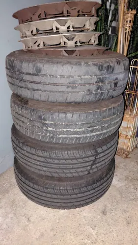 4 rodas aro 13 com pneus furacão Renault 