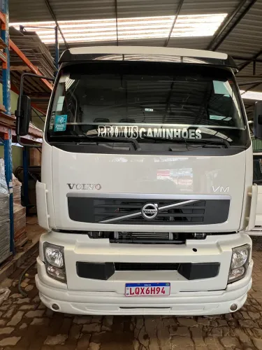 Volvo VM 270 frente 