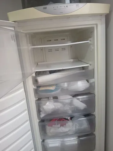 Vende-se freezer vertical usado e com defeito, ideal para empresas que trabalham consertos
