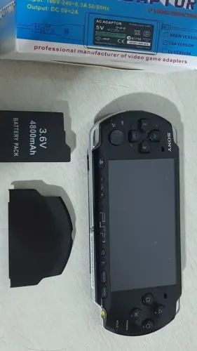 Psp 3001 destravado + 16gb + carregador (detalhe tela)