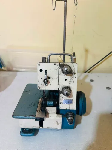 Vendo máquina de costura com marcas de uso mas funcionando super bem , não faço entrega 