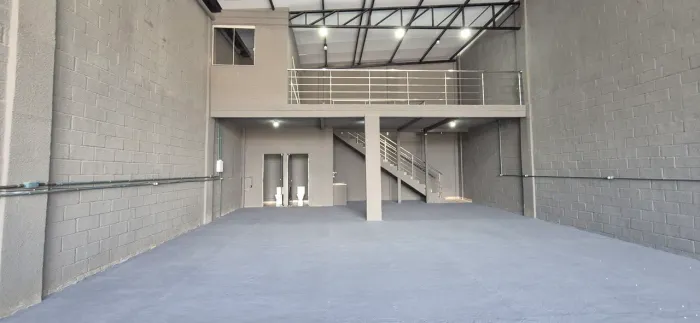 Aluga-se Galpão 200m²