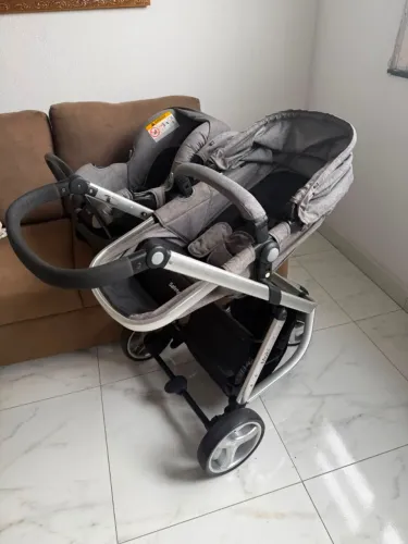 Carrinho de bebê com bebê conforto Safety