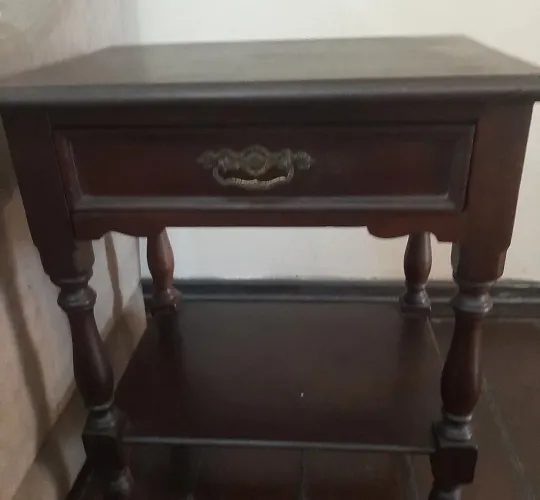 Mesinha de cabeceira antiga