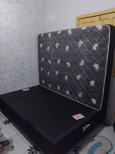 Cama box casal tamanho normal com colchão de espuma usada 