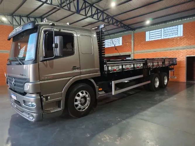 Atego 2425 motor novo, cabine leito, rodas de aluminio com ar condicionado