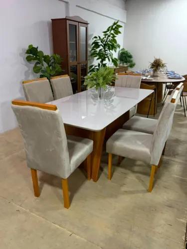Mesa amaranto 1,80x0,90 c/ 6 cadeiras base em madeira ripada, tecido veludo