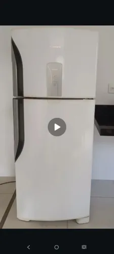 Geladeira Panasonic, usada, semi-nova, mais muito bem conservada.