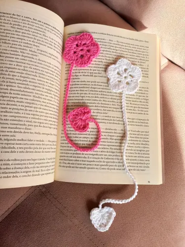Marcador de Página/Livro Artesanal em Crochê com flor e coração
