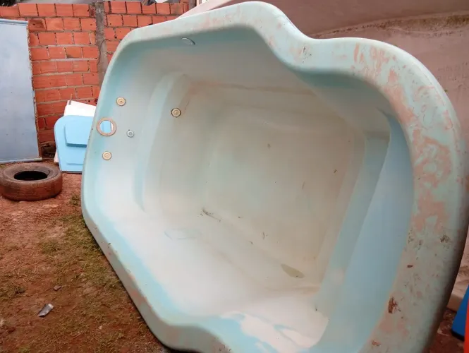 Piscina usada c avaria