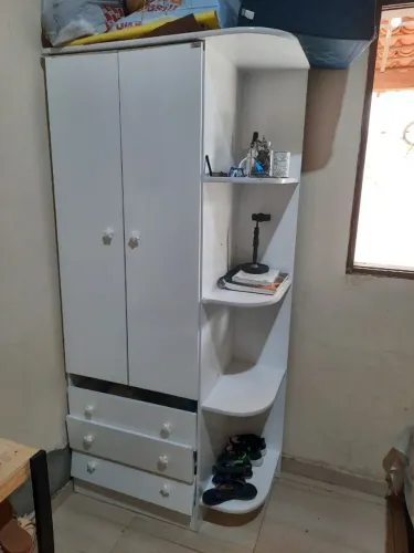 Guarda-roupa com marcas de uso