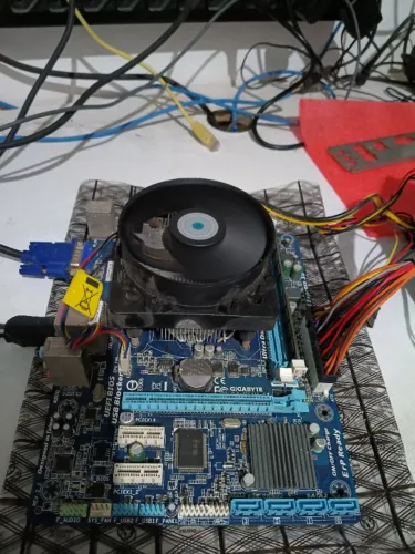 Placa mãe com processador e memória