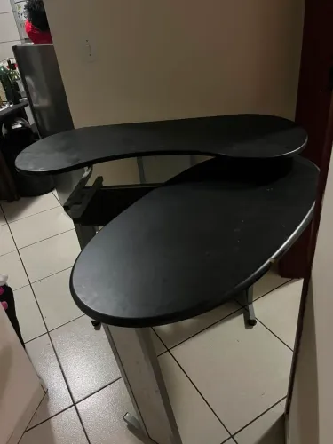 Vendo mesa em L para gamer ou escritório.