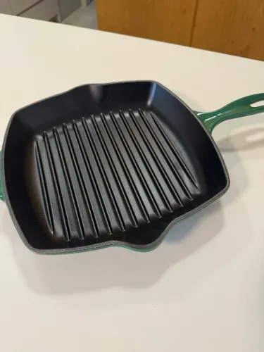 GRELHA QUADRADA LE CREUSET SIGNATURE 26 CM - VERDE ARTICHAUT FERRO FUNDIDO nova com caixa