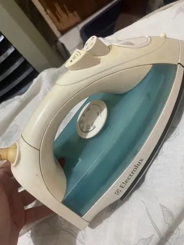 Ferro de passar a vapor Electrolux