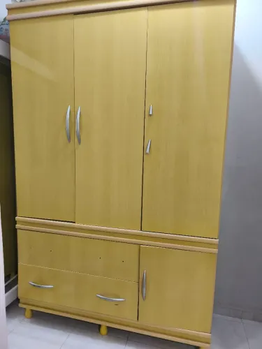 Guarda-Roupa 3 Portas com Cabideiro e Gavetões - Bom Estado