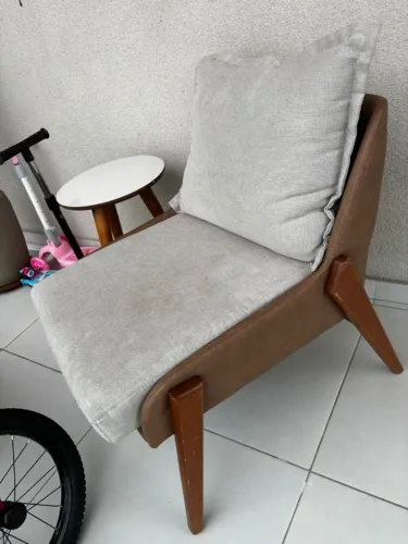 Poltrona Decorativa Design Escandinavo em Madeira Maciça - Bom Estado