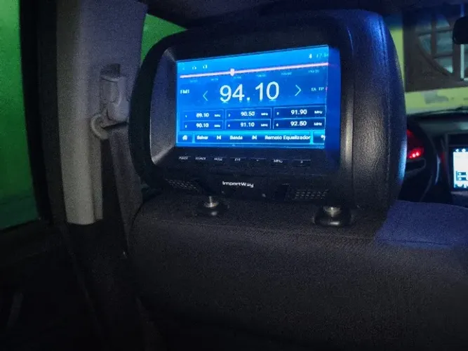 ENCOSTO DE CABEÇA COM MONITOR 7 POLEGADAS