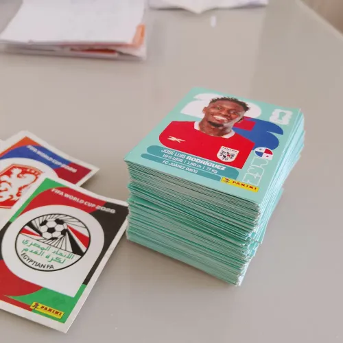 Figurinhas COPA  NORMAIS / EXTRAS E ESCUDOS VEMSAS E TROCA 