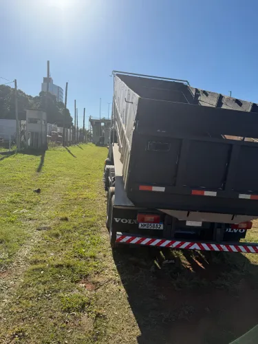 Caçamba basculante sobre chassi jota