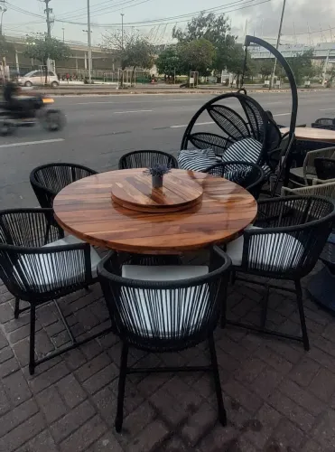 Mesa com tampo de madeira