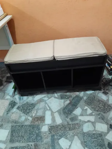 Sapateira, banco e baú.