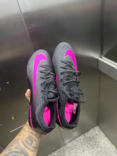 Chuteira Nike modelo profissional