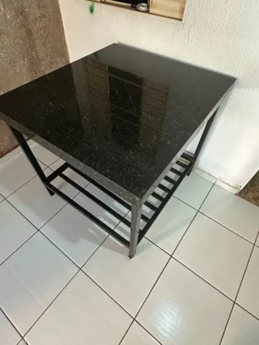 Bancada Ilha Gourmet com Tampo de Granito Preto e Base de Ferro
