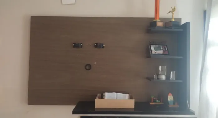 Painel para TV com prateleiras 