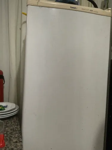 Vendo geladeira pelo valor que comprei 500$ interessados entrem em contato.