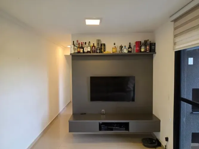 Rack de TV planejado com gavetas, nicho e prateleira